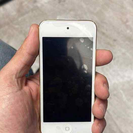 Apple iPod Touch 32GB Gold (6th Generation) MKHT2LL/A