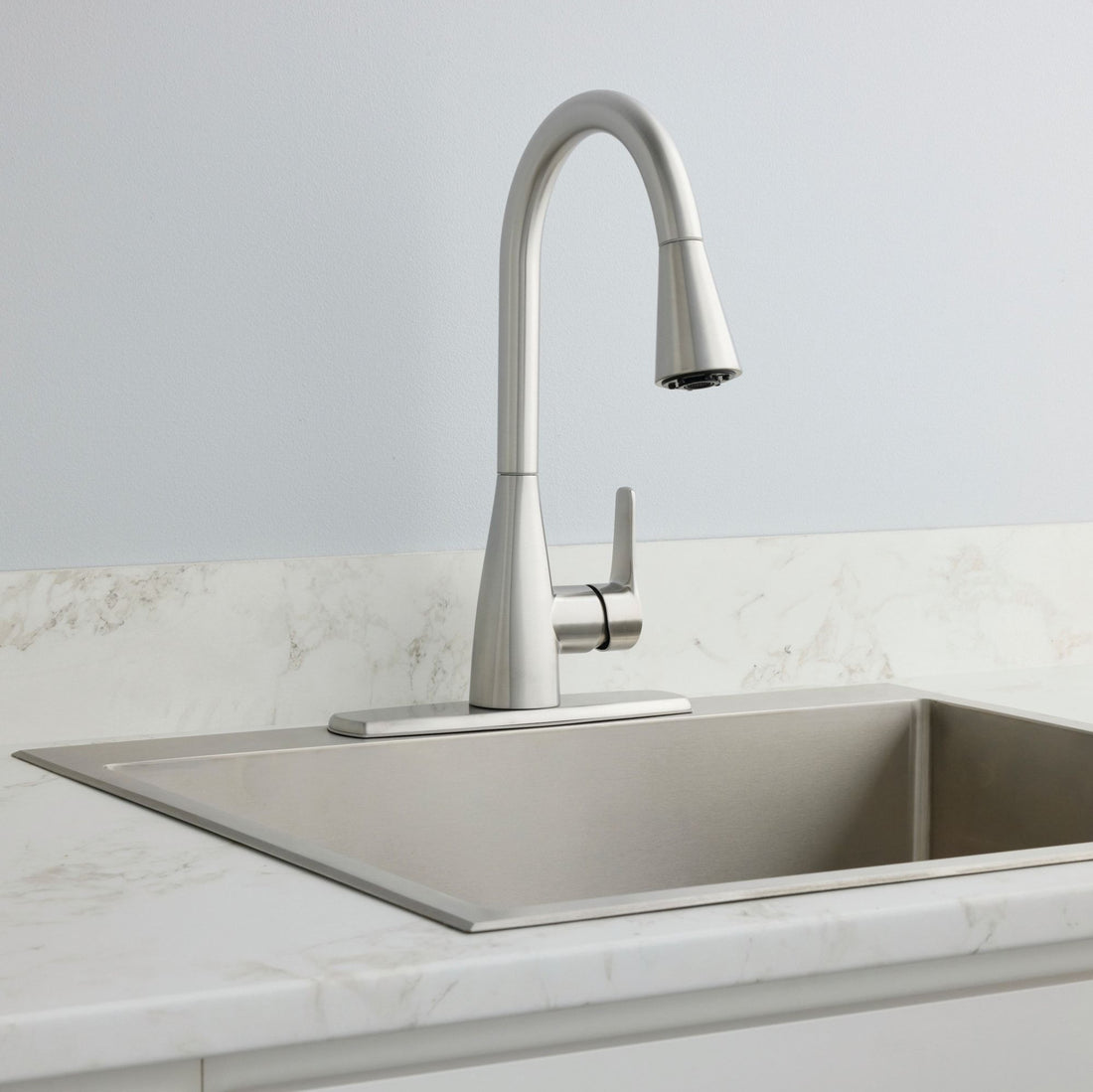 Project Source Ellesburg Stainless Steel Single Handle Deck-mount Pull-down Kitchen Faucet with Sprayer (Includes Deck Plate)